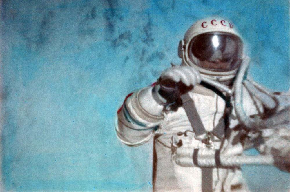 Aleksei Leonov durante primeira caminhada espacial da história