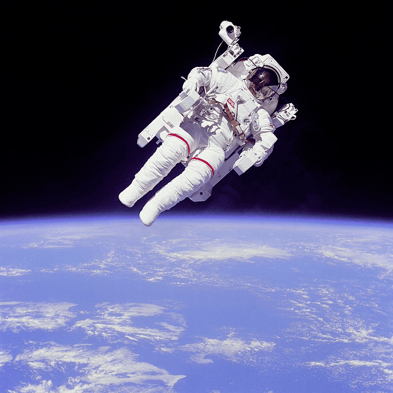 Astronauta Bruce McCandless em uma caminhada espacial sem cordão umbilical em 1984