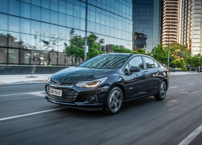 Chevrolet Cruze Midnight na rua