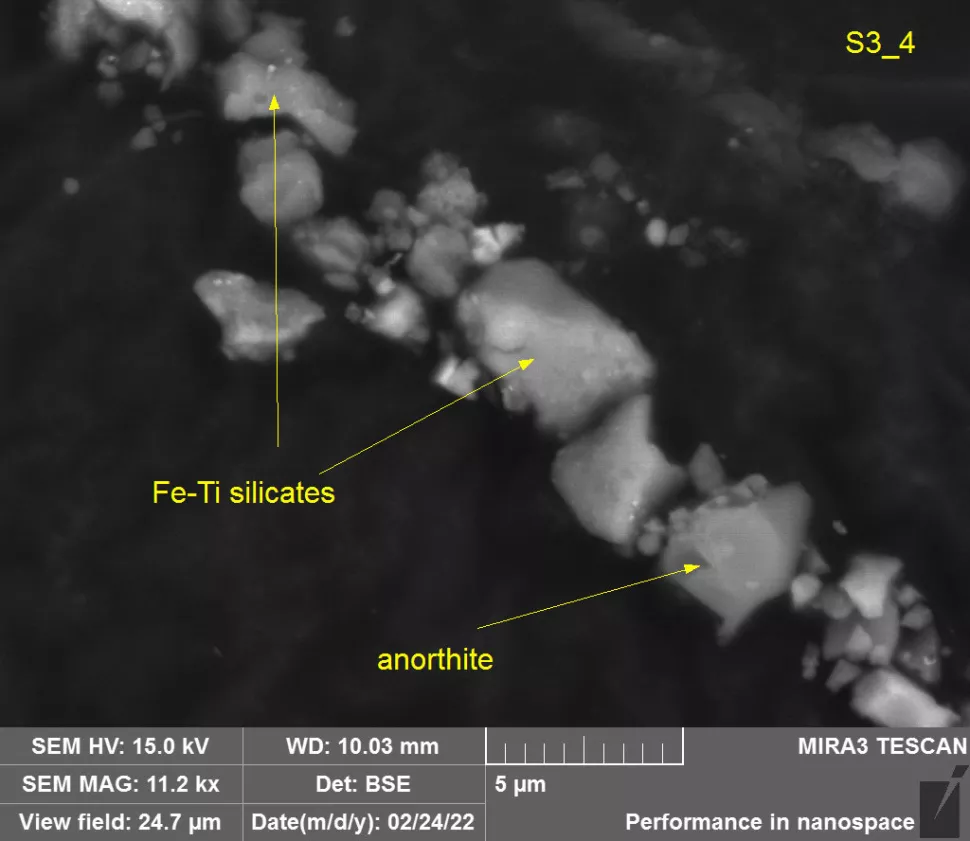 Mesmo as partículas lunares microscópicas também estão no leilão, junto de documentação de análise que atesta para a sua veracidade