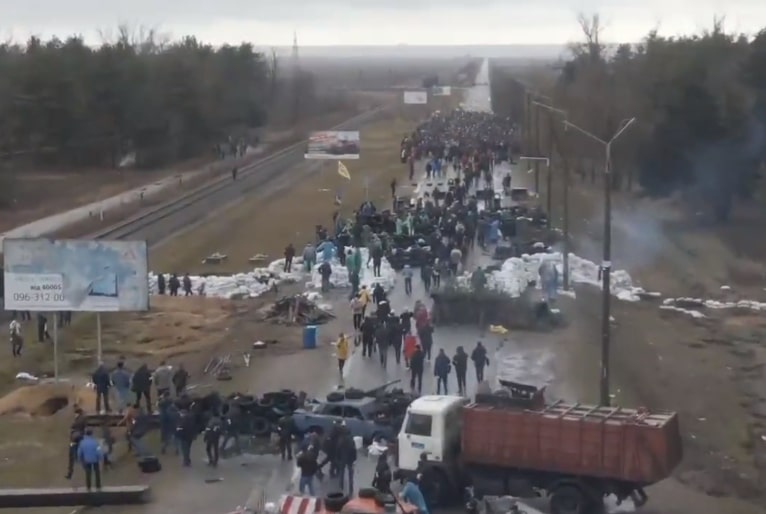 Vídeo mostra moradores da Ucrânia tentando impedir tropas da Rússia de avançarem