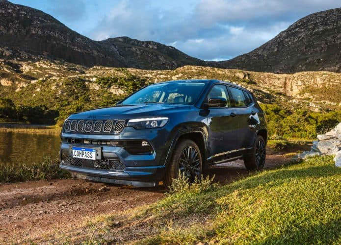 Jeep Compass 4xe que aparece em novo teaser da montadora