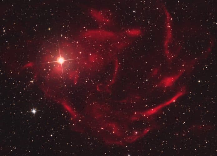 Nebulosa em torno da estrela binária YY Hya