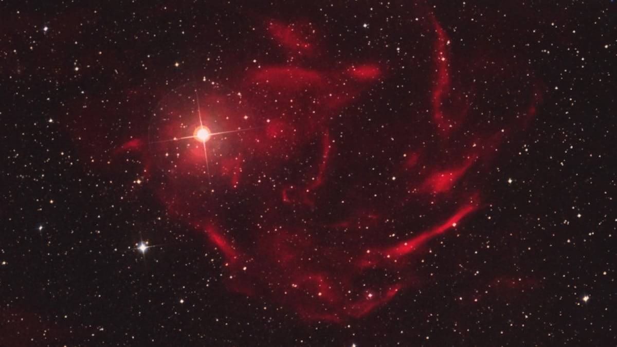 Nebulosa em torno da estrela binária YY Hya