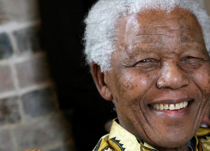 imagem mostra um close up do rosto de nelson mandela, posando para a foto e sorrindo