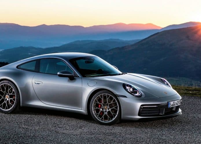 Porsche 911, que deverá ter uma versão híbrida em breve, mas sem configuração plug-in