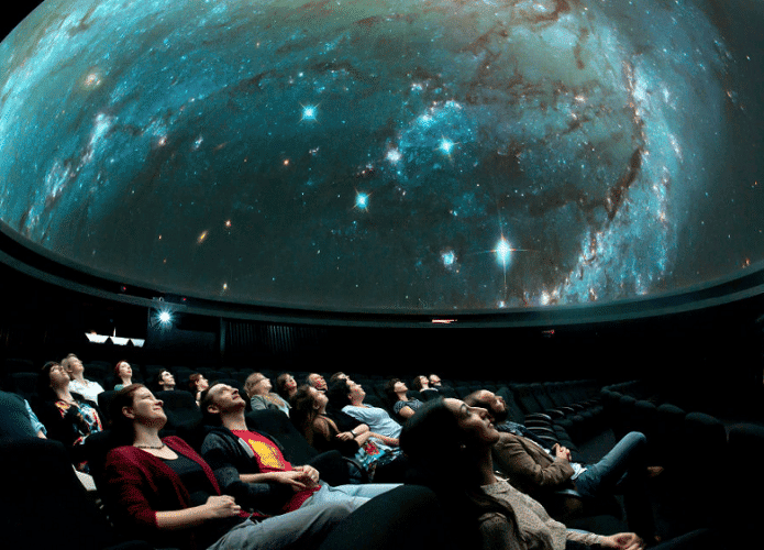 Projeção do céu na cúpula de um planetário