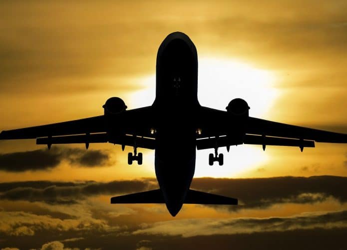 Silhueta contra o sol de um avião para ilustrar que um piloto de um Airbus falhou em um teste de bafômetro