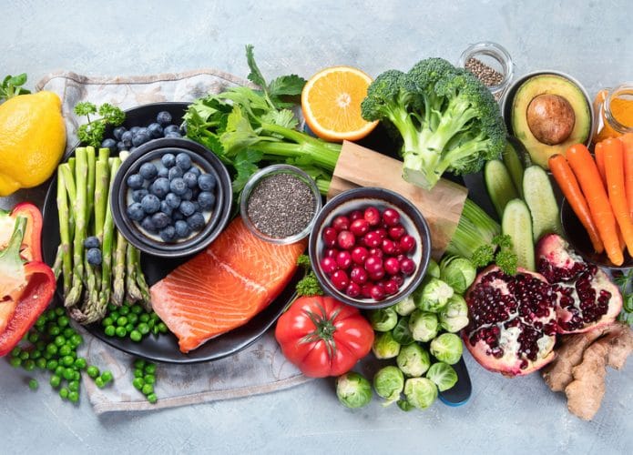 Diversos alimentos em uma mesa
