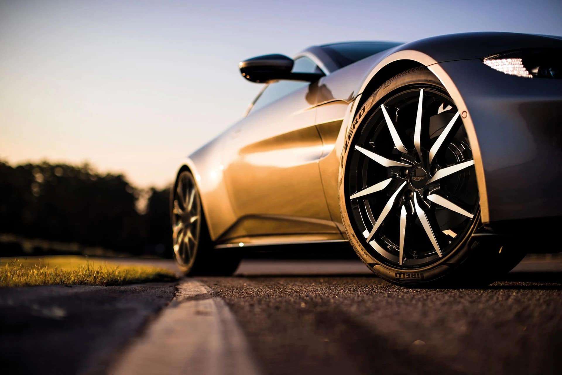 Aston Martin V12 Vantage: revelado o carro mais potente da marca com motor a combustão