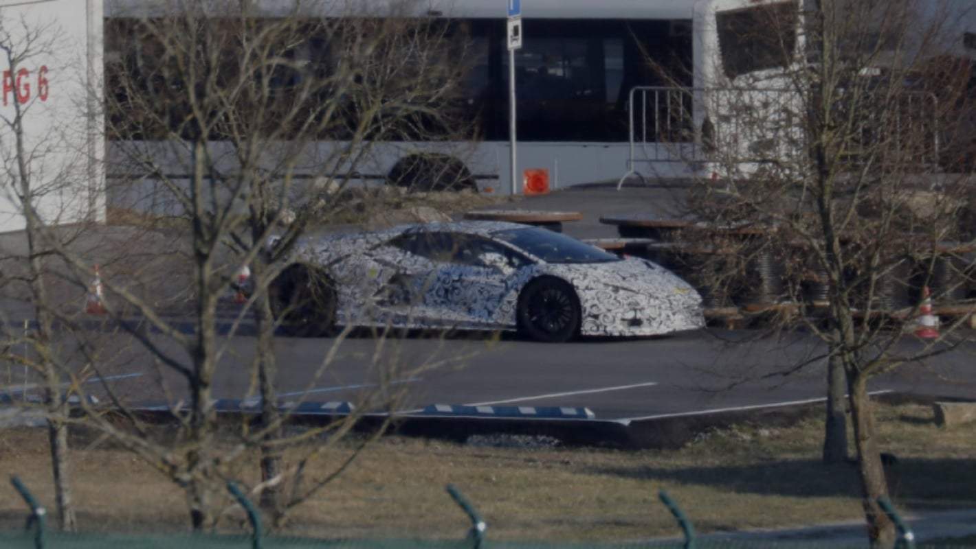 Supercarro híbrido substituto do Lamborghini Aventador flagrado