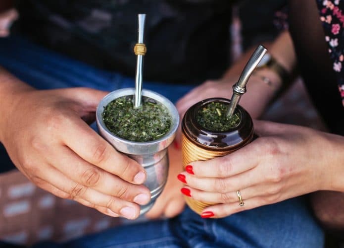 Pessoas brindando chimarrão