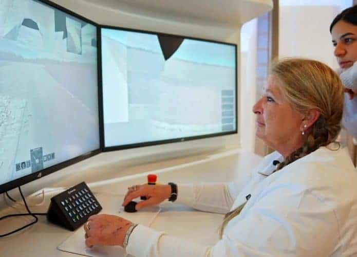 Caminhoneira Tiffany Heathcott, a primeira pessoa a exercer a função de operadora a distância de caminhões autônomos