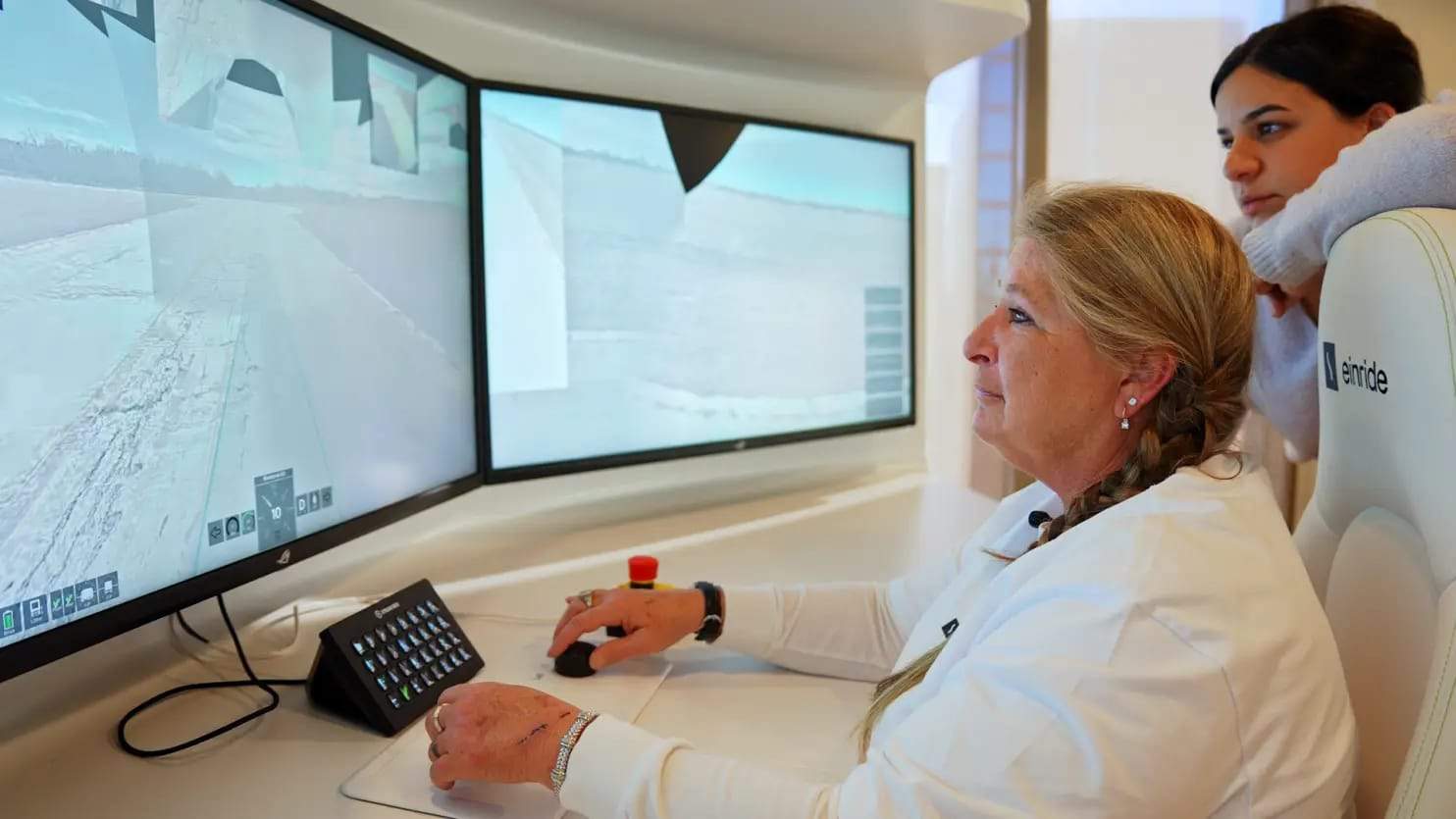 Caminhoneira Tiffany Heathcott, a primeira pessoa a exercer a função de operadora a distância de caminhões autônomos