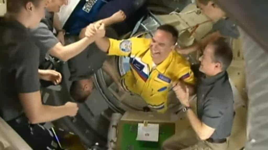 Cosmonautas chegam na Estação Espacial Internacional usando cores da Ucrânia