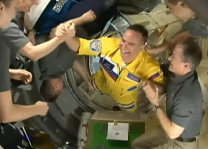 Cosmonautas chegam na Estação Espacial Internacional usando cores da Ucrânia