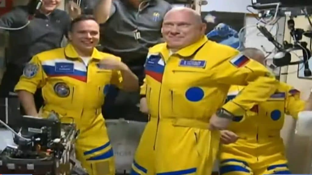 Traje nas cores da Ucrânia usado pelos cosmonautas em sua chegada na Estação Espacial Internacional