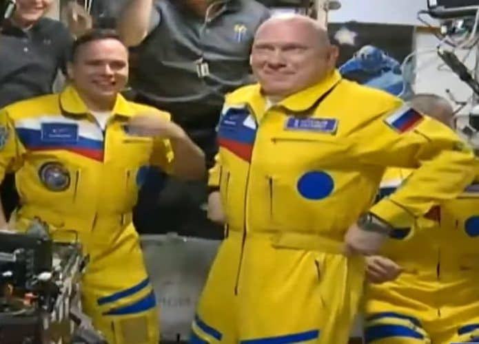 Traje nas cores da Ucrânia usado pelos cosmonautas em sua chegada na Estação Espacial Internacional