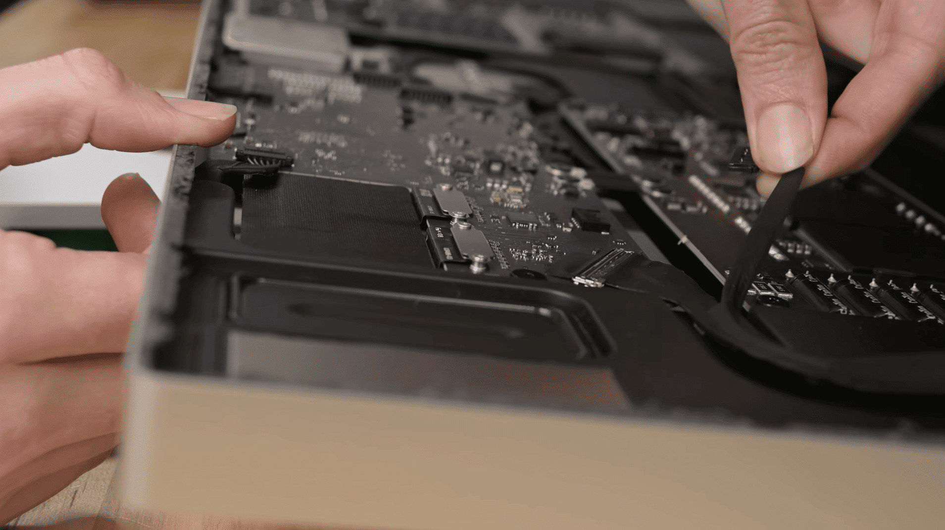 Desmanche do Studio Display (Imagem: divulgação/iFixit)