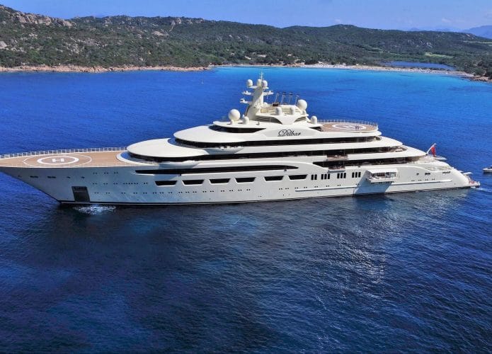 Dilbar possui a maior piscina já construída em um iate