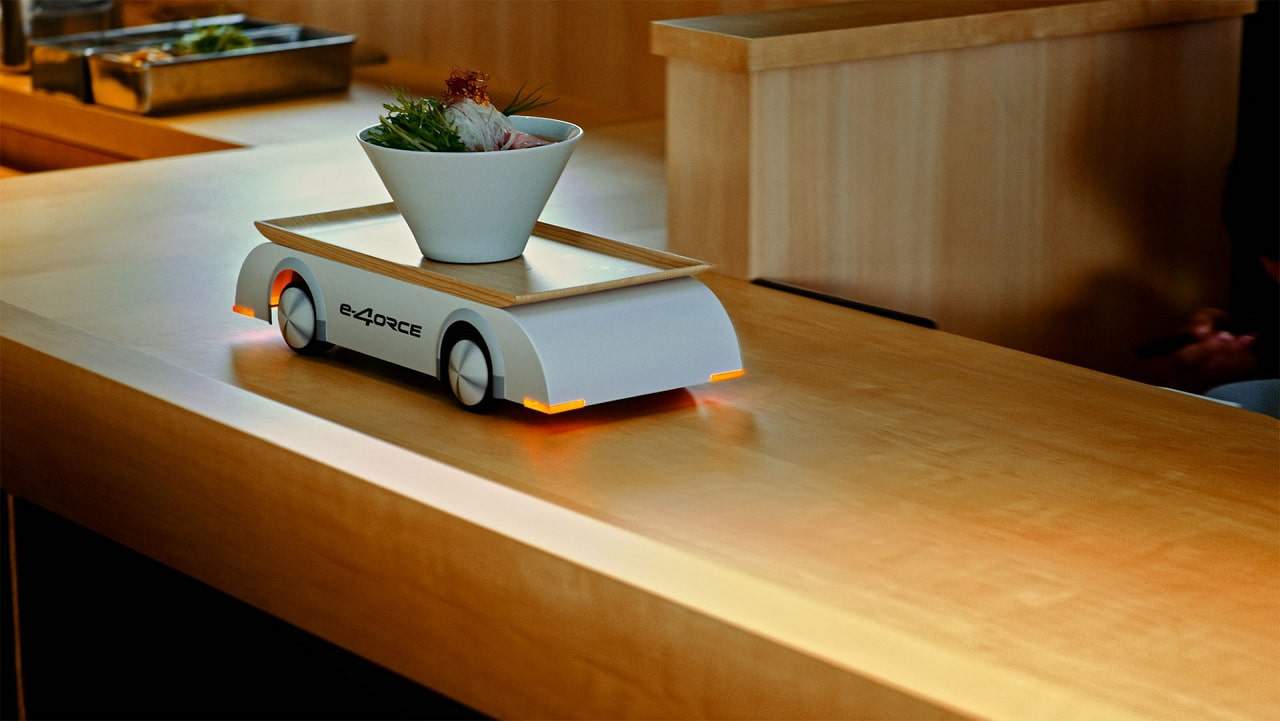 Nissan apresenta novo sistema de tração E-4ORCE usando robô que serve lamen
