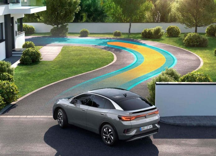 Imagem ilustrando como estacionar com o software de assistência para elétricos da montadora