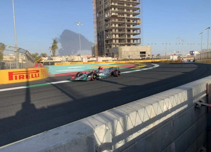 Fumaça vista ao fundo do circuito de Jedá, onde acontece o GP da Arábia Saudita