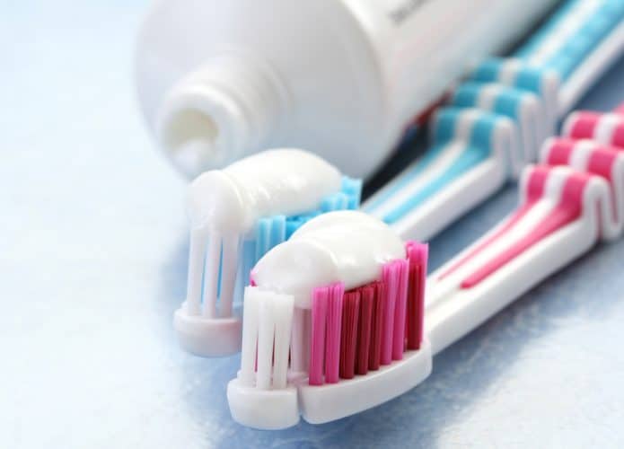 Escovas de dente com creme dental
