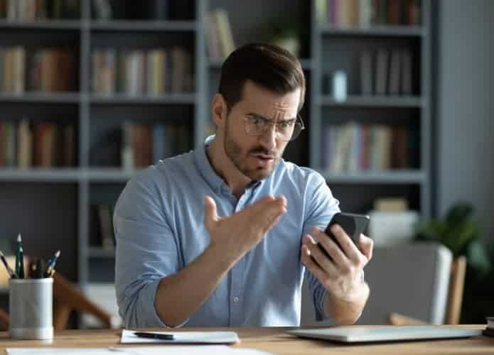 Pessoa irritada com golpe em sua conta na Claro, em seu perfil no Instagram e com conta falsa aberta em seu nome em banco digital