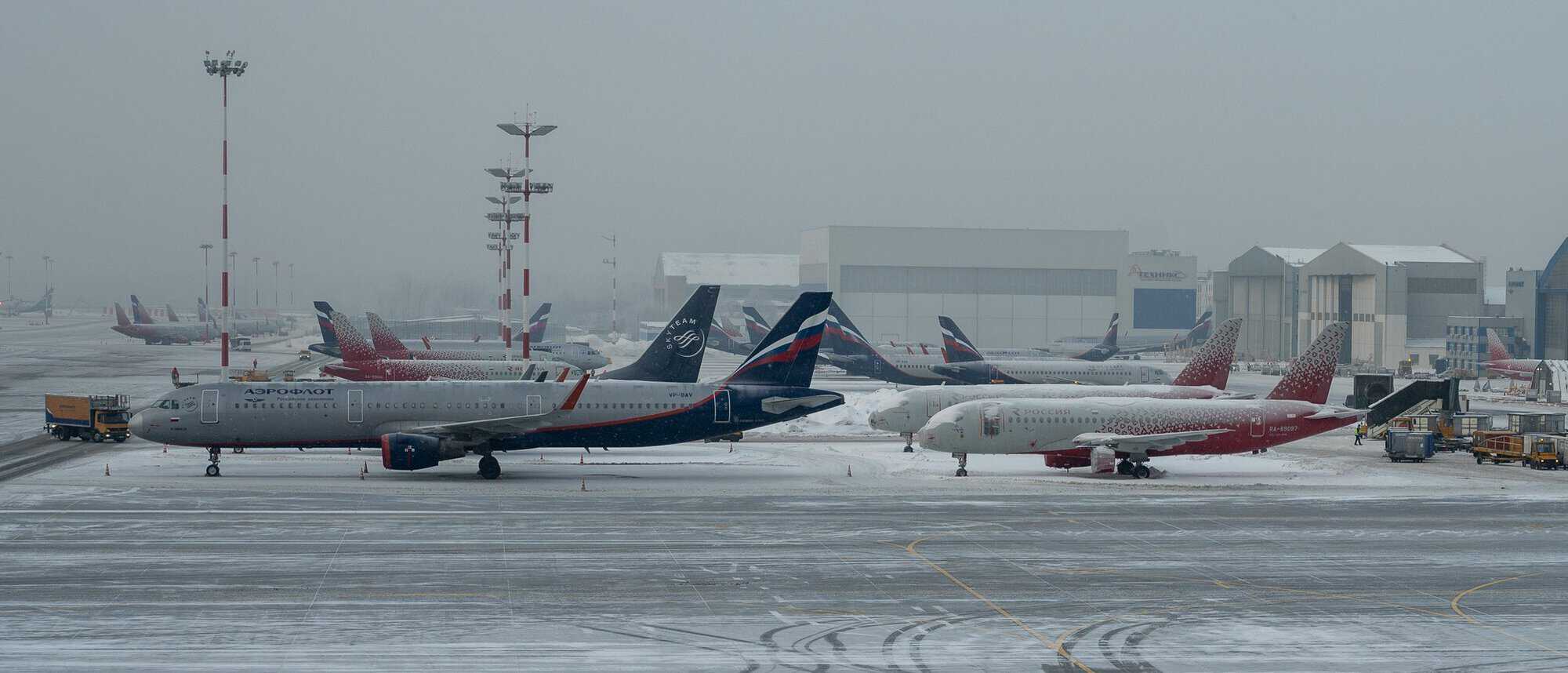 Jatos em aeroporto Internacional de Sheremetyevo, Moscou/Rússia, durante uma forte nevasca