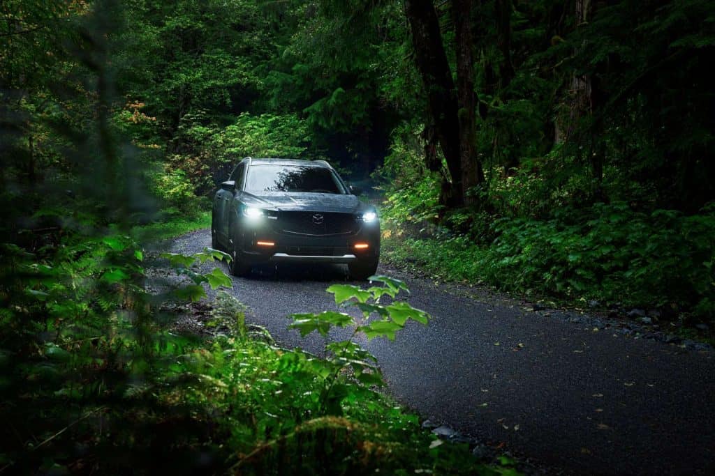 SUV da Mazda de frente, descendo