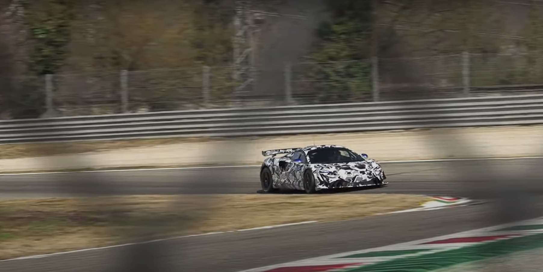 McLaren testa seu potente Artura de pista no circuito italiano de Monza