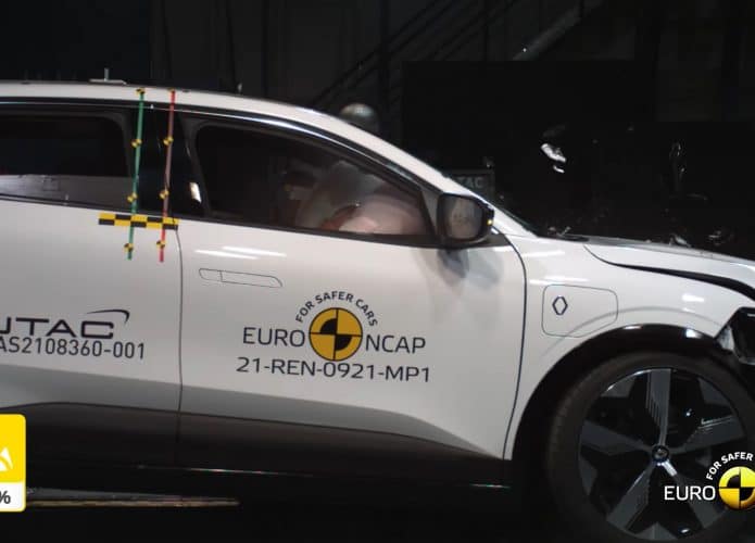Cena de teste de segurança do Renault Mégane E-Tech