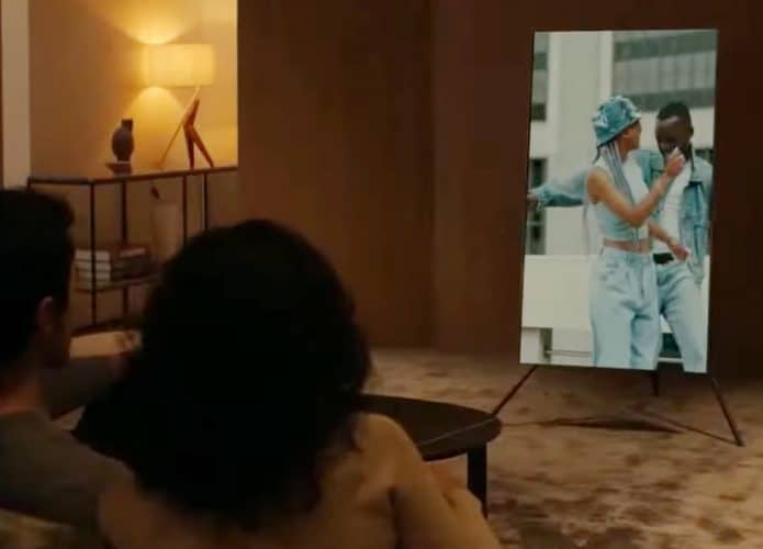 Suporte giratório gira a TV Neo QLED 8K quando você muda a orientação do smartphone conectado