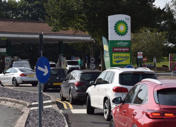 posto de combustivel fila de carros