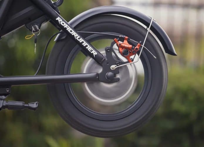 Detalhe da roda da scooter elétrica girando