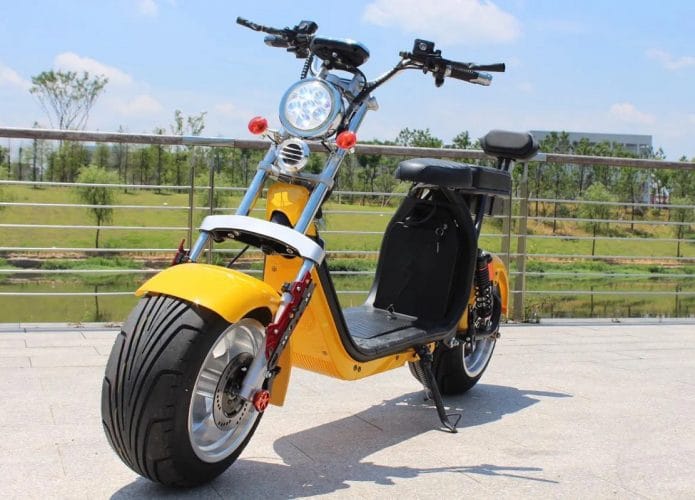 Scooter elétrica X12, o mesmo modelo da de Robinho