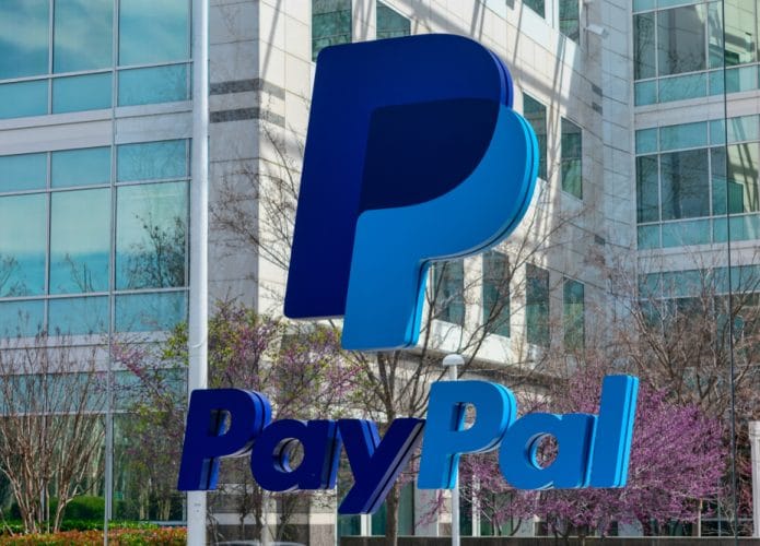 Logotipo do PayPal em frente ao prédio da sede da PayPal Holdings