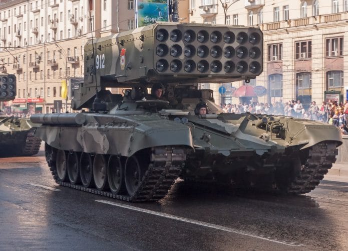 Lançador de foguetes TOS-1, que dispara armas termobáricas, foi visto perto da fronteira da Ucrânia