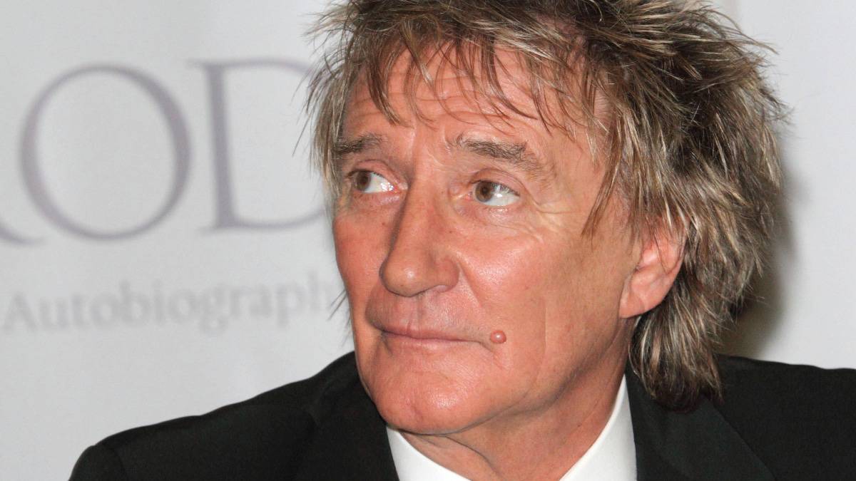 “Tapar buraco faz bem pra alma”: Rod Stewart conserta a rua pra sua Ferrari passar