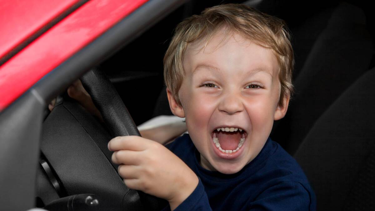Criança a dirigir carro