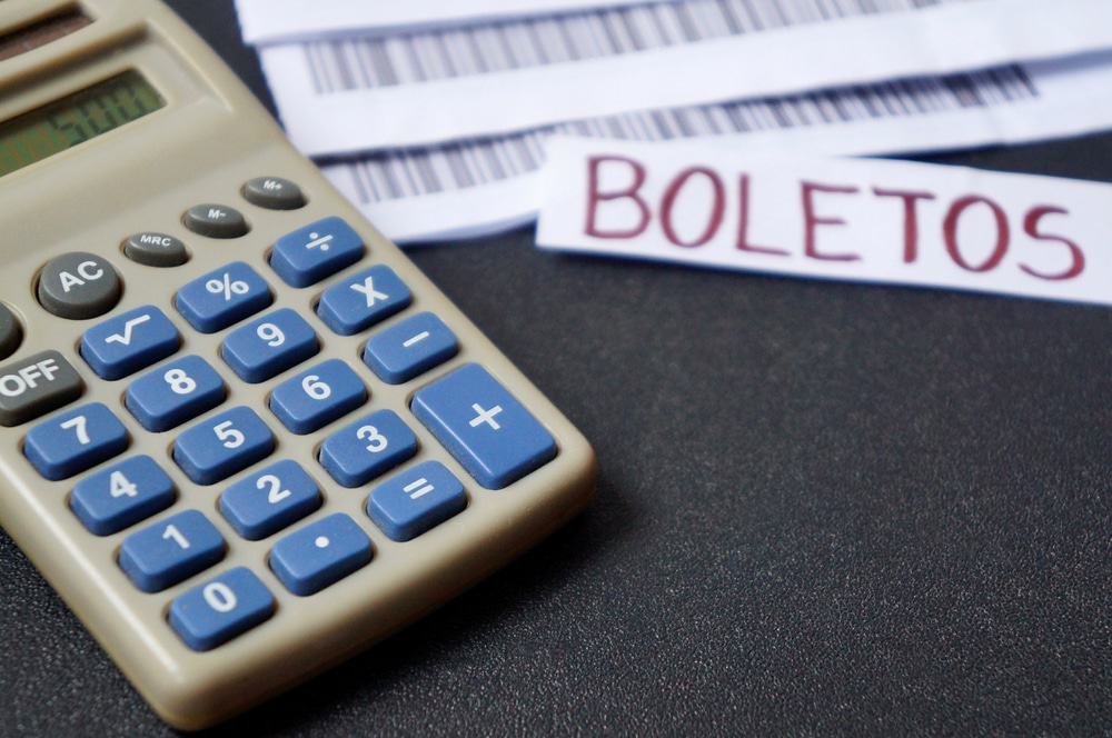 Contas a pagar, calculadora e inscrição 'Boletos' (método de pagamento brasileiro).