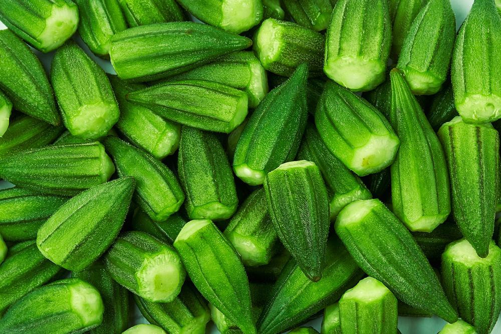 O quiabo tem uma substância pegajosa que funciona como "cola" se usada na remoção de microplásticos da água