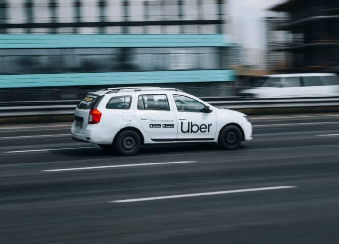 Uber oferece corridas de graça entre Ucrânia e Polònia para ajudar refugiados