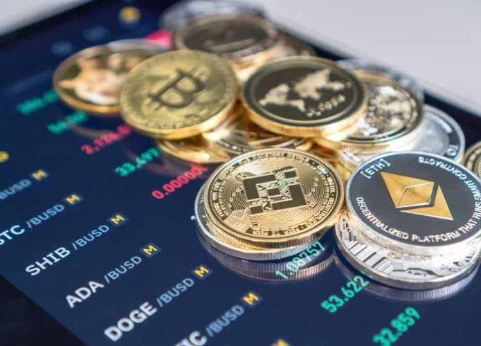 Criptomoedas com o aplicativo da corretora binance aberto na tela de um smartphone