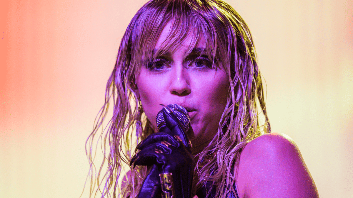 Raio atinge avião de Miley Cyrus que faz pouso de emergência; assista ao vídeo entenda o risco