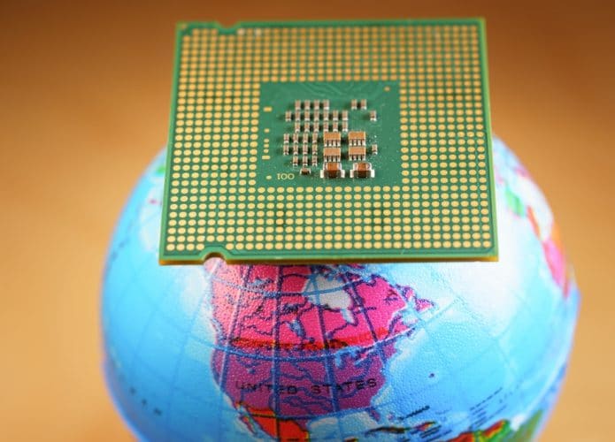 Chip de processamento (CPU) posicionado acima dos Estados Unidos em um globo mundial.