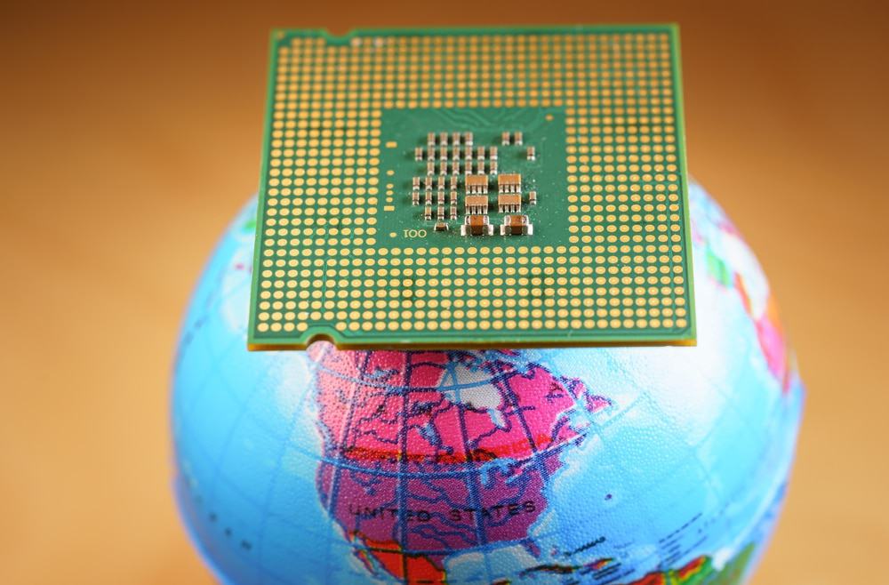 Chip de processamento (CPU) posicionado acima dos Estados Unidos em um globo mundial.