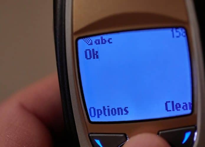 Mensagem de texto SMS dizendo OK em uma tela de um celular antigo