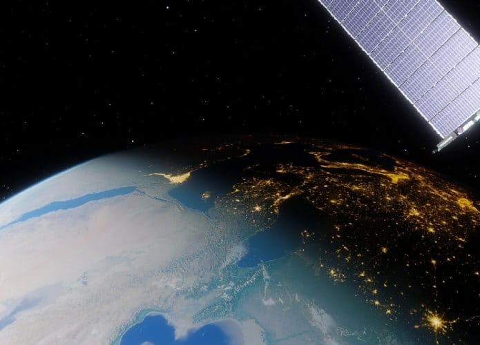 Foto de satélite Starlink em órbita sobre Belarus (Bielorrússia). Elon Musk pede cuidado a ucranianos pois terminais Starlink podem ser usados como alvos